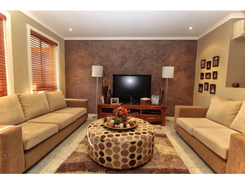 9 Cleland Way, Caroline Springs VIC 3023