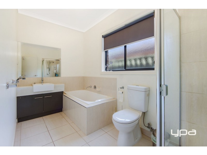 31 Lambertia Loop, Caroline Springs VIC 3023