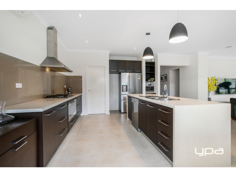 4 Carisbrook Street, Caroline Springs VIC 3023