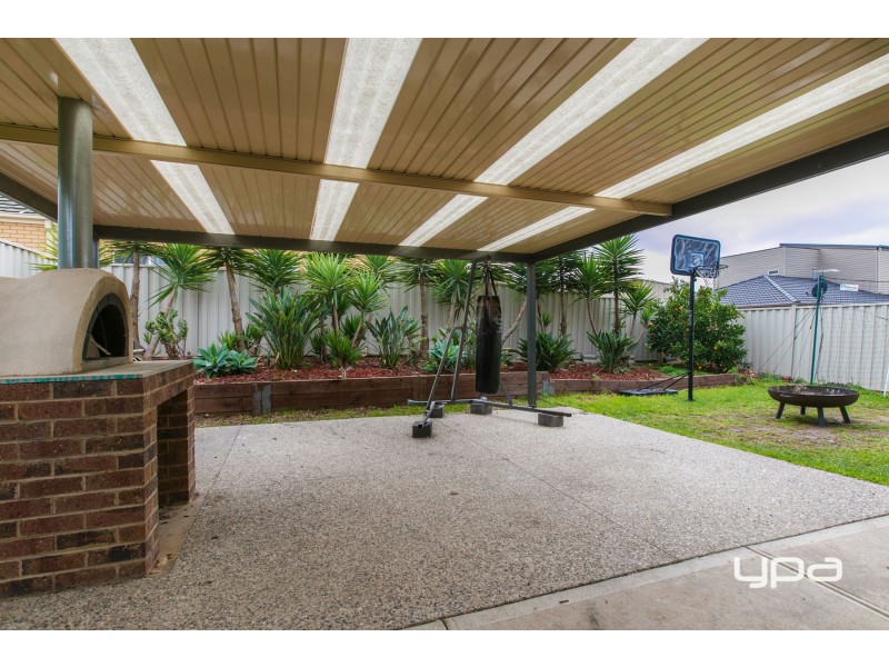 4 Carisbrook Street, Caroline Springs VIC 3023