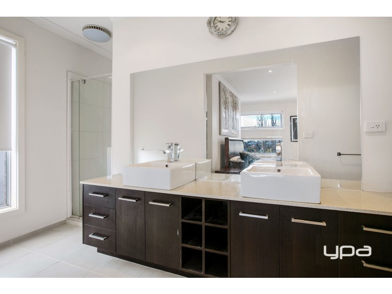 4 Carisbrook Street, Caroline Springs VIC 3023