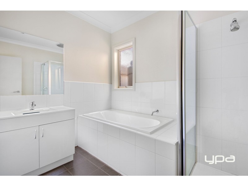 16 Gladstone Grove, Melton VIC 3337