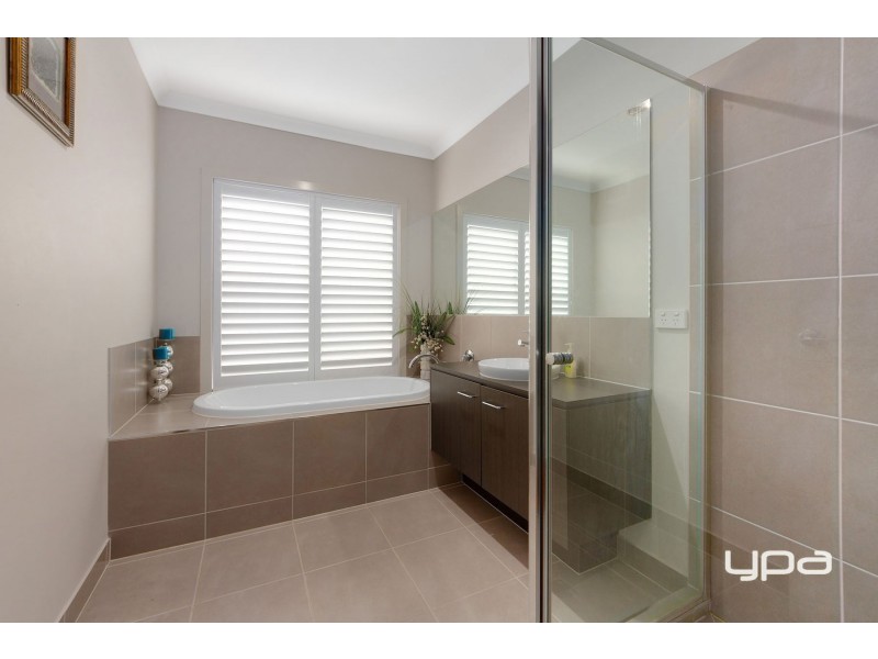 4 Bradfield Court, Taylors Hill VIC 3037