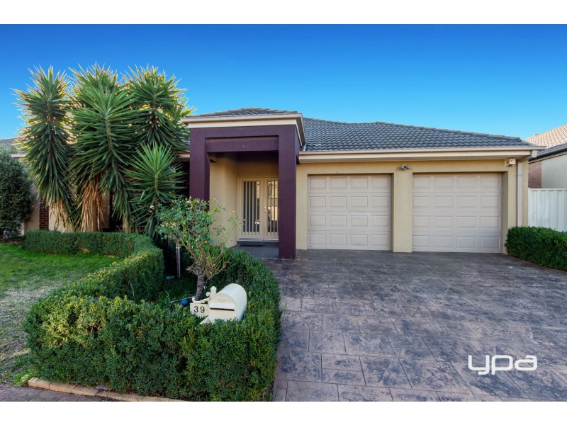 39 Hunts Cross Way, Caroline Springs VIC 3023