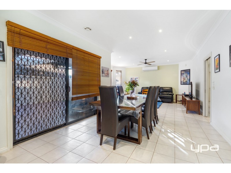 39 Hunts Cross Way, Caroline Springs VIC 3023