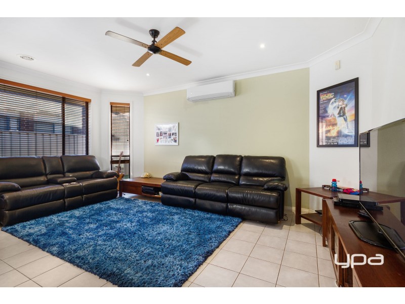 39 Hunts Cross Way, Caroline Springs VIC 3023