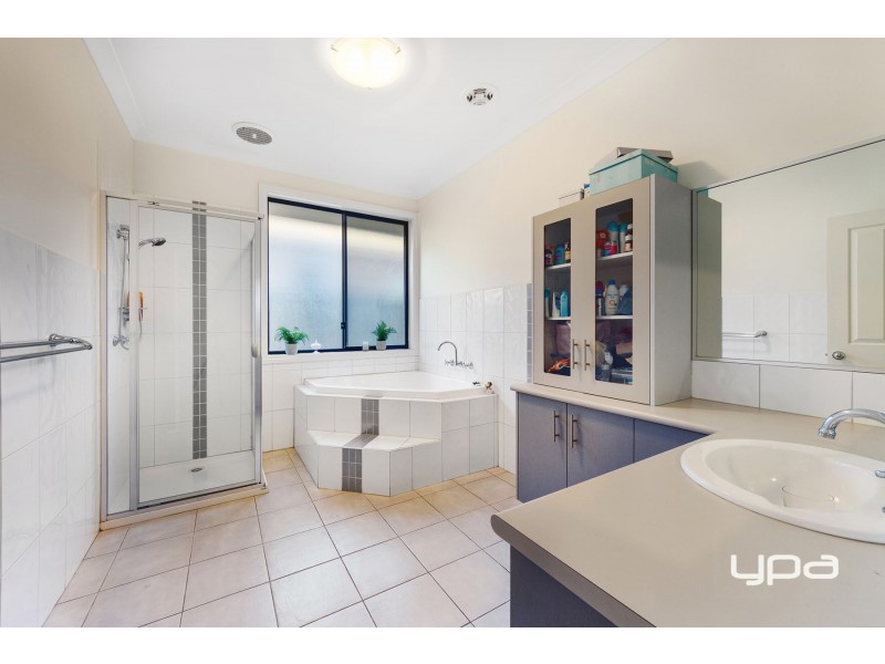 39 Hunts Cross Way, Caroline Springs VIC 3023