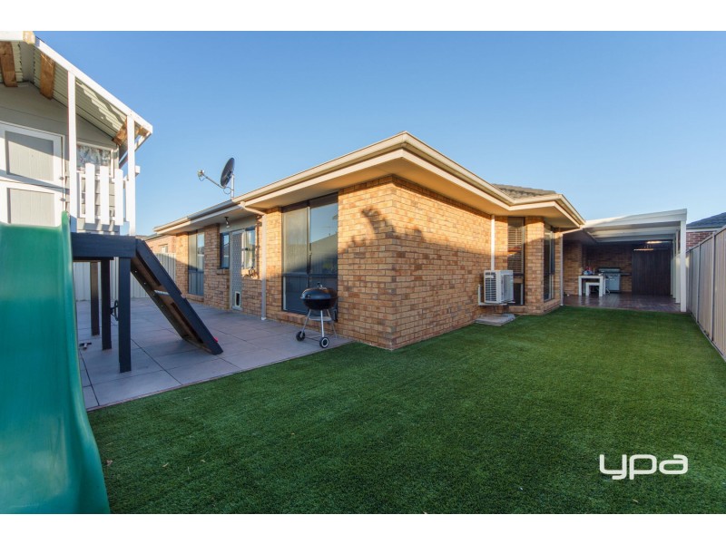 39 Hunts Cross Way, Caroline Springs VIC 3023