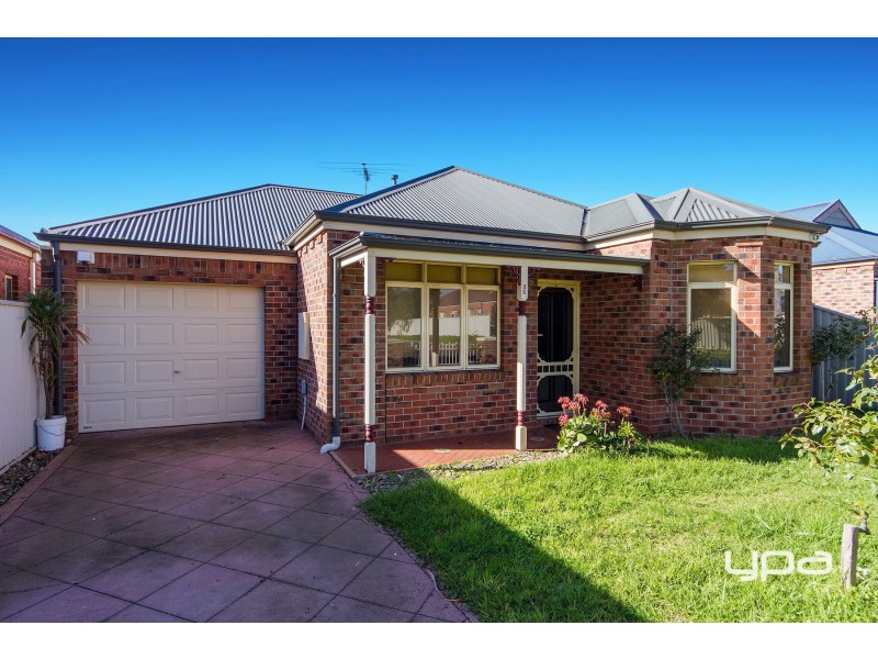 32 Naracoorte Drive, Caroline Springs VIC 3023