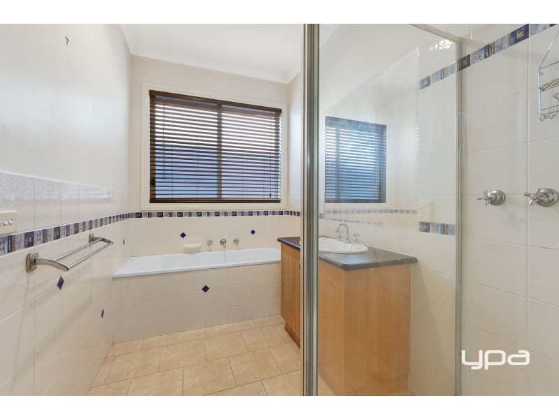 32 Naracoorte Drive, Caroline Springs VIC 3023