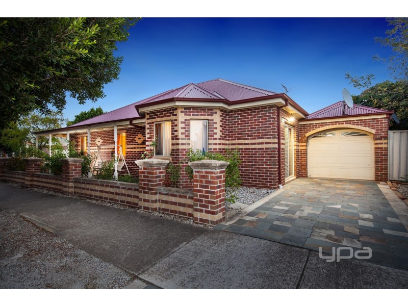 35 Milburn Circuit, Caroline Springs VIC 3023