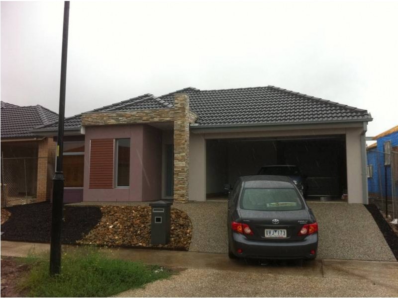 11 RUTHERGLEN WAY, Caroline Springs VIC 3023