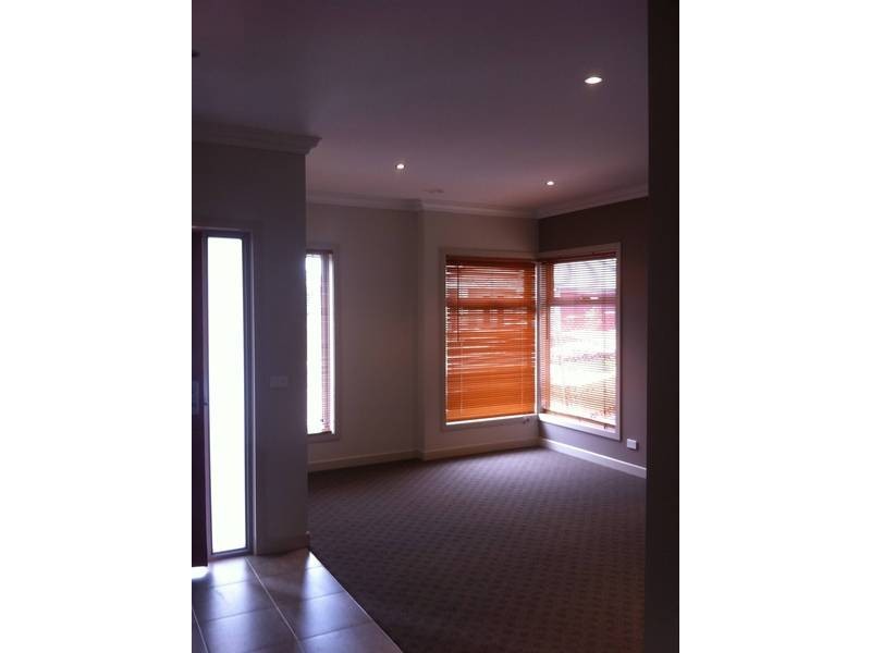 11 RUTHERGLEN WAY, Caroline Springs VIC 3023