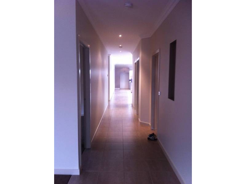 11 RUTHERGLEN WAY, Caroline Springs VIC 3023