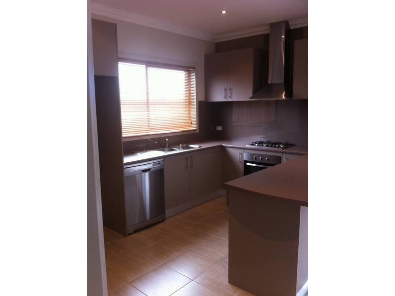 11 RUTHERGLEN WAY, Caroline Springs VIC 3023