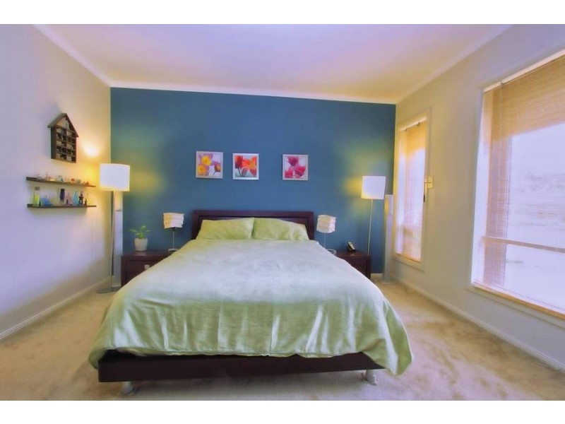 8 Sliverdale Walk, Cairnlea VIC 3023