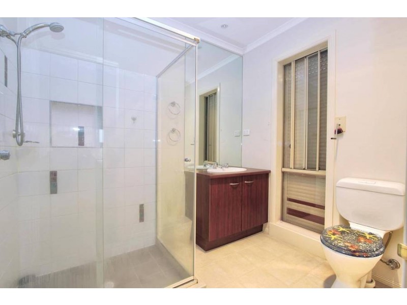 8 Sliverdale Walk, Cairnlea VIC 3023