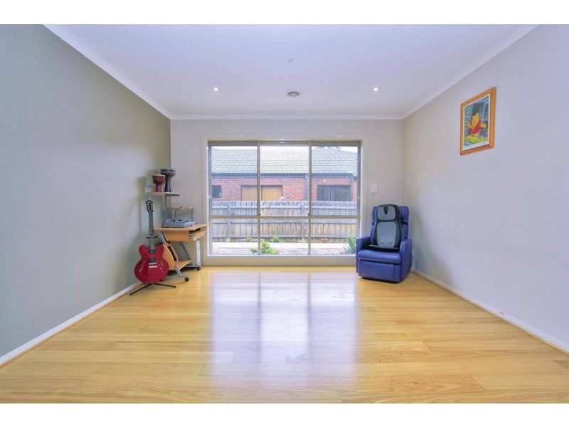 8 Sliverdale Walk, Cairnlea VIC 3023