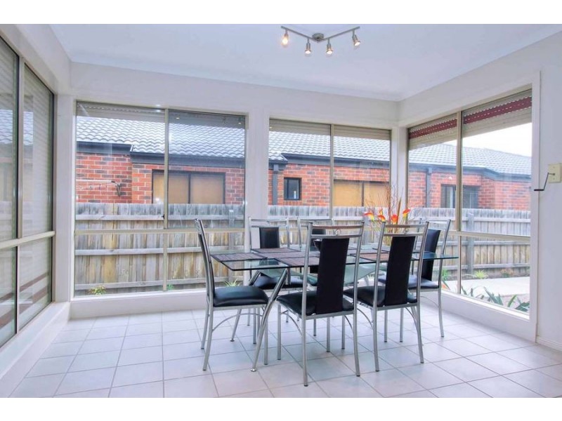 8 Sliverdale Walk, Cairnlea VIC 3023