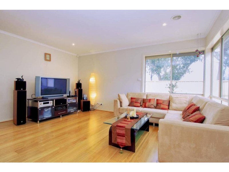 8 Sliverdale Walk, Cairnlea VIC 3023