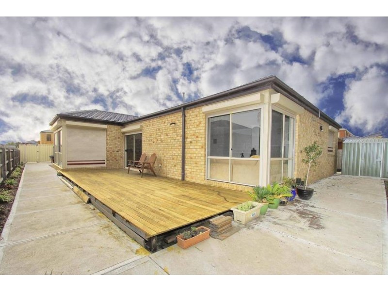 8 Sliverdale Walk, Cairnlea VIC 3023