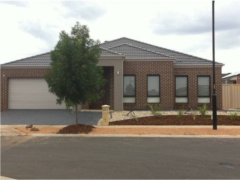7 Pepper Tree Cct, Caroline Springs VIC 3023