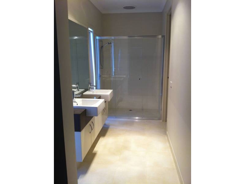 7 Pepper Tree Cct, Caroline Springs VIC 3023