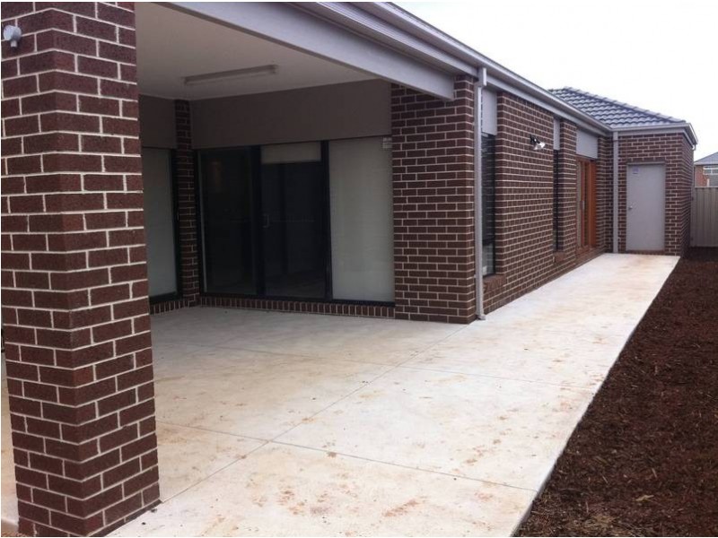 7 Pepper Tree Cct, Caroline Springs VIC 3023