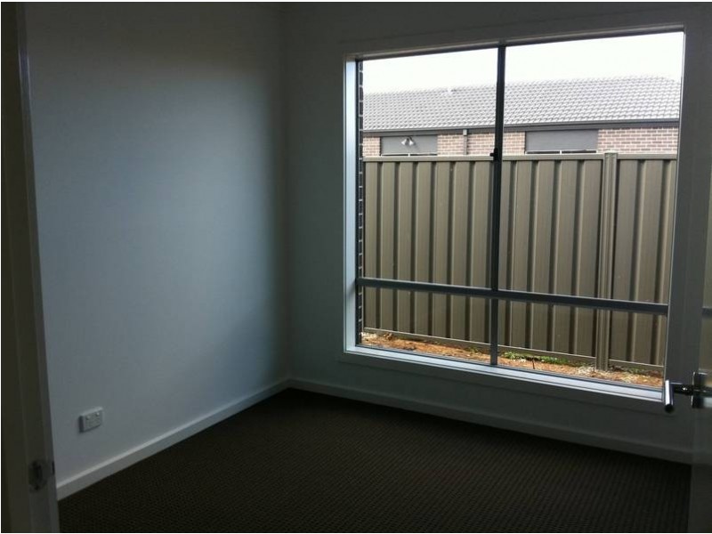 1 Poplar Close, Melton VIC 3337