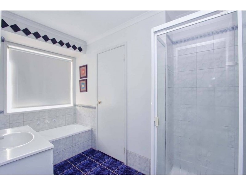 17 Elphinstone Way, Caroline Springs VIC 3023