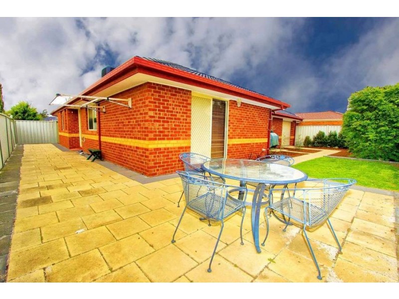 17 Elphinstone Way, Caroline Springs VIC 3023