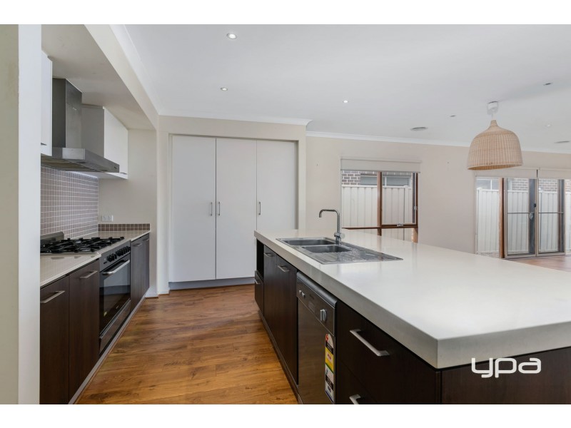 5 Flinders Place, Caroline Springs VIC 3023