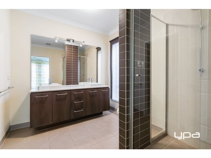 5 Flinders Place, Caroline Springs VIC 3023
