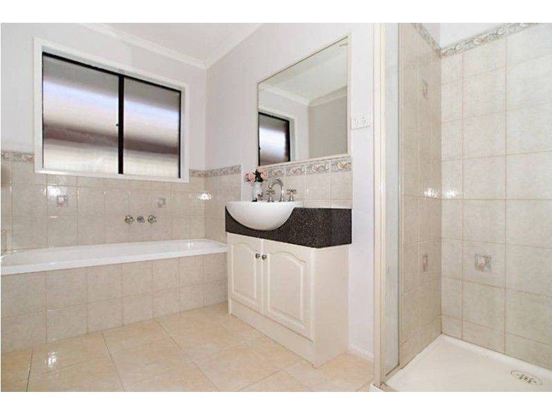 9 Stoneman Turn, Caroline Springs VIC 3023