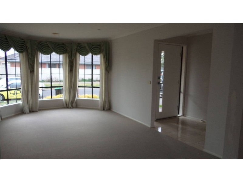 9 Stoneman Turn, Caroline Springs VIC 3023