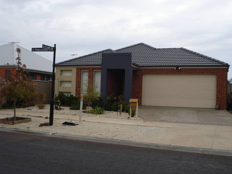 8 Hascombe Drive, Caroline Springs VIC 3023
