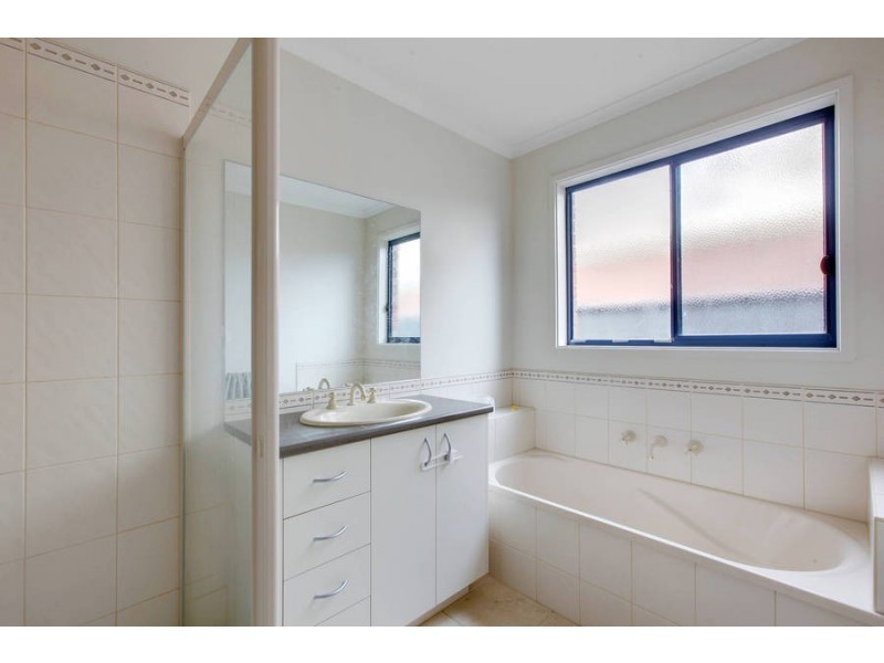 3 Insley Way, Caroline Springs VIC 3023