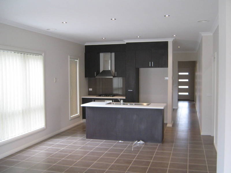 6 Derwent Close, Caroline Springs VIC 3023