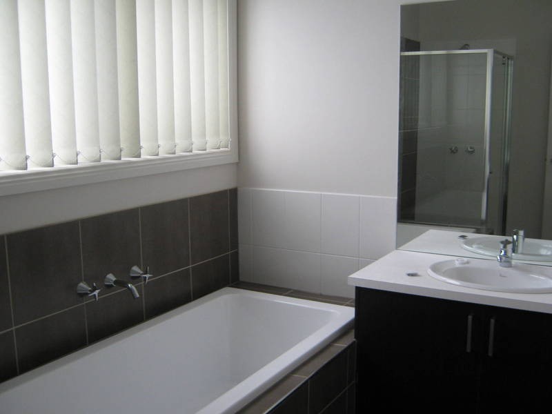 6 Derwent Close, Caroline Springs VIC 3023