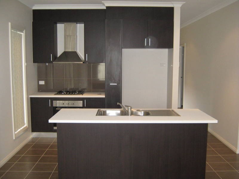 6 Derwent Close, Caroline Springs VIC 3023