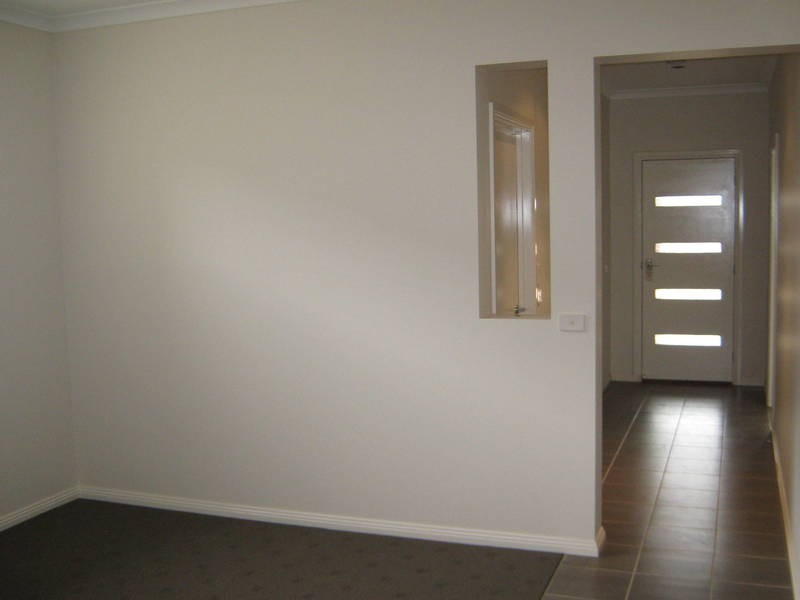 6 Derwent Close, Caroline Springs VIC 3023