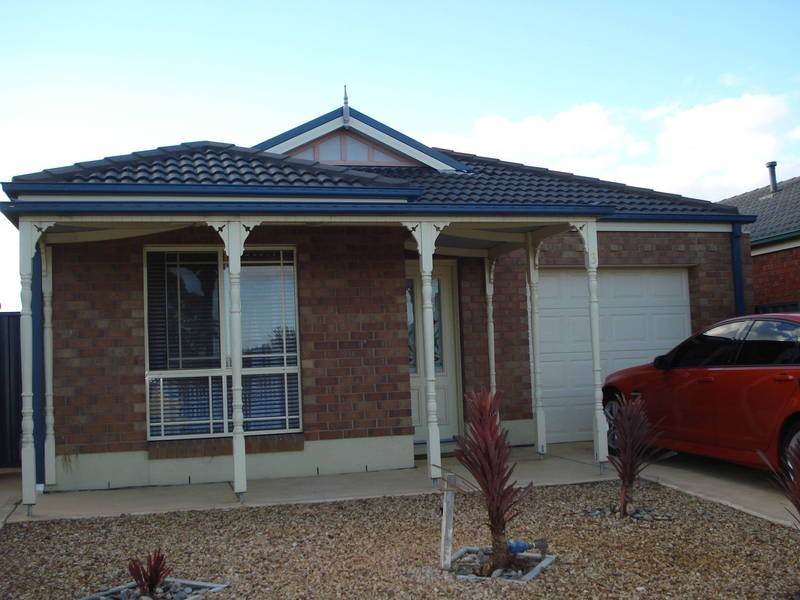 3 French Crescent, Caroline Springs VIC 3023