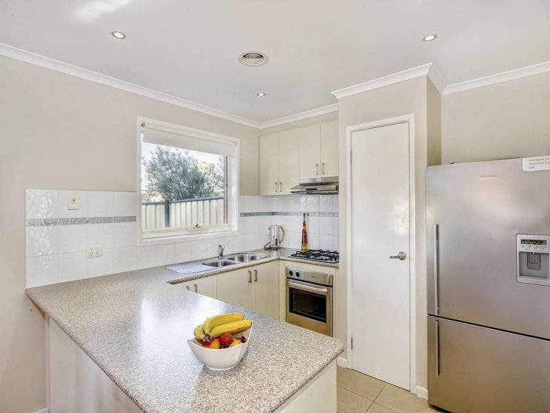 4/4 Lander Court, Caroline Springs VIC 3023