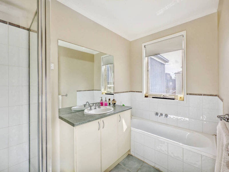 4/4 Lander Court, Caroline Springs VIC 3023