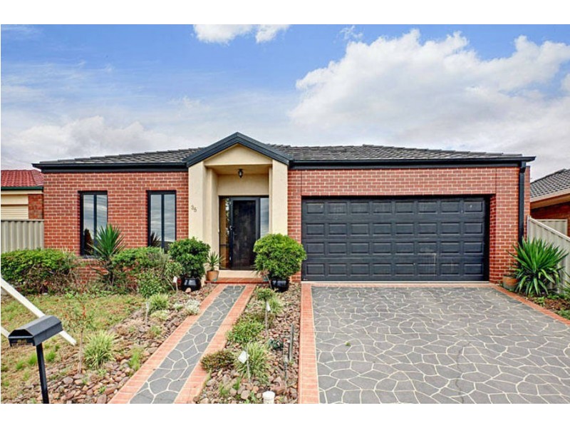 35 Clarendon Wynd, Caroline Springs VIC 3023