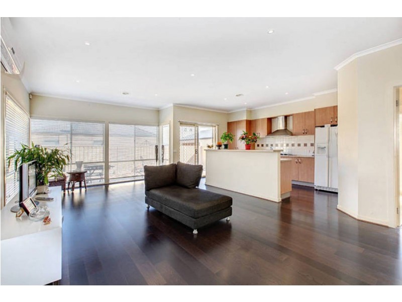 8 Kings Domain, Caroline Springs VIC 3023