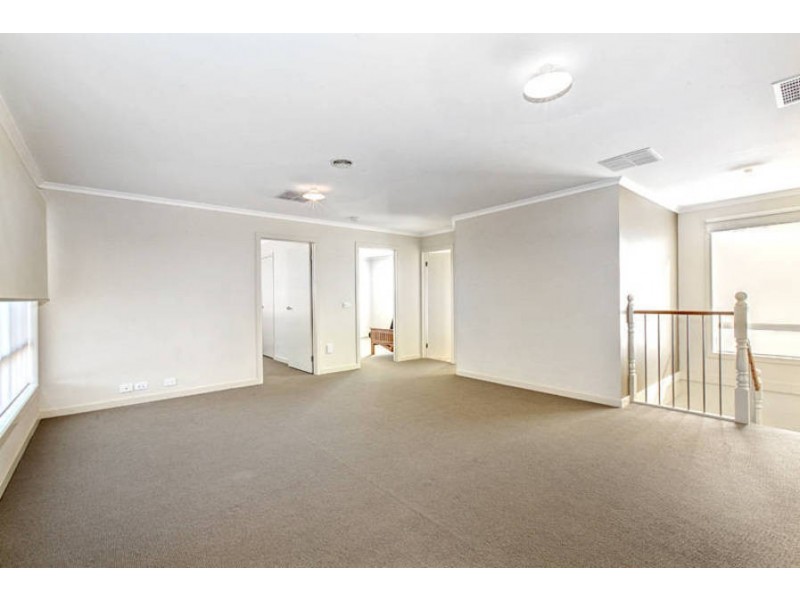 8 Kings Domain, Caroline Springs VIC 3023