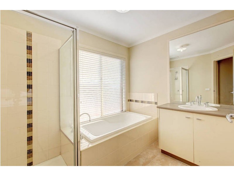 8 Kings Domain, Caroline Springs VIC 3023