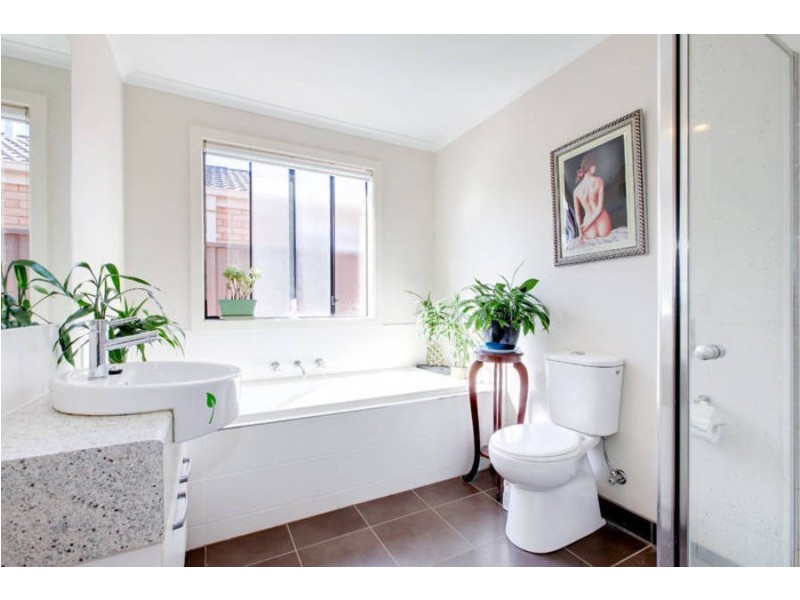 13 Duncombe Park Way, Deer Park VIC 3023