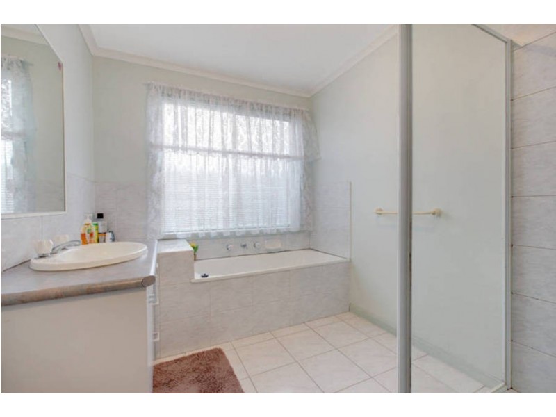 2/90 Robinsons Road, Deer Park VIC 3023